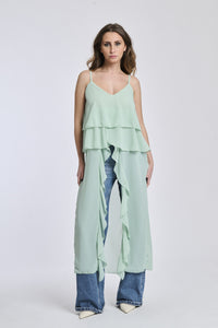 Un top in salvia, con un design naturale e rilassato, perfetto per un look estivo e casual.