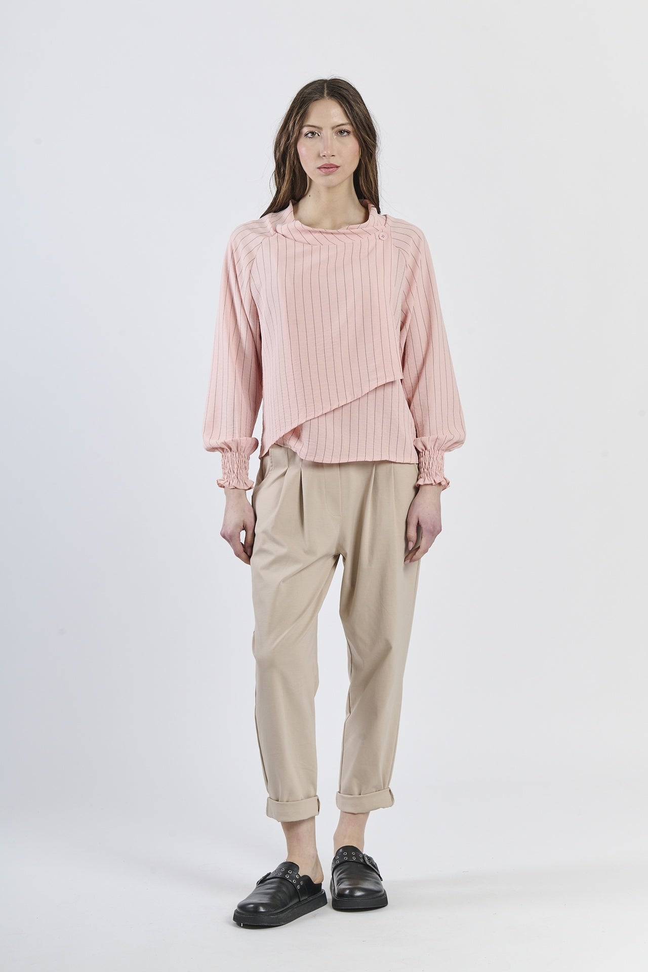 Maglia rosa elegante conspalline ampie e design moderno