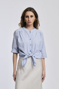 Camicia a righe navy e bianche da donna, nodo sul basso, un classico versatile per ogni occasione.