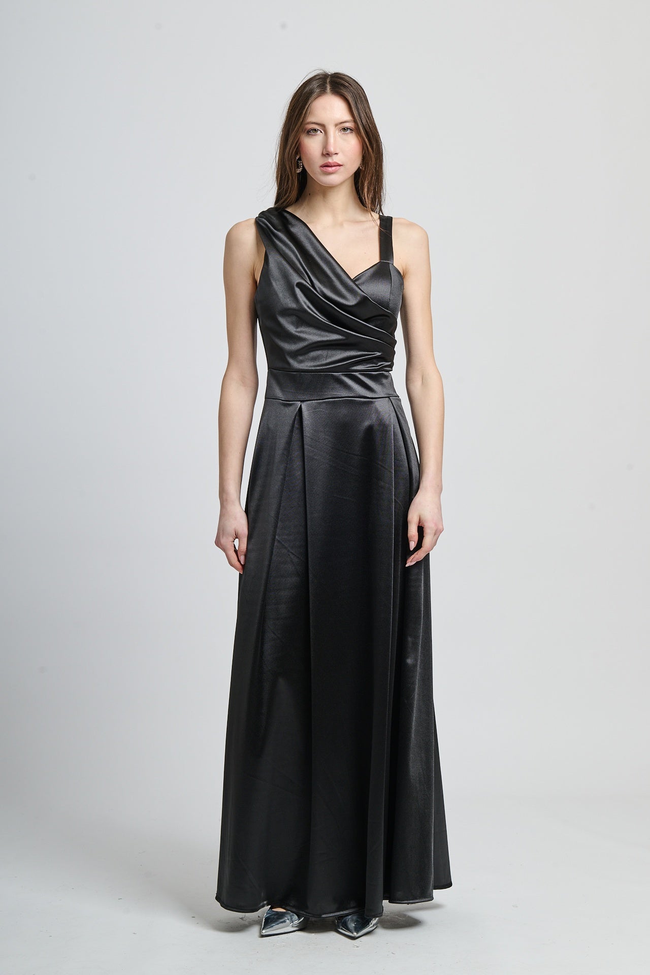Abito lungo nero in raso intenso, design a spalla unica e vita incontrita