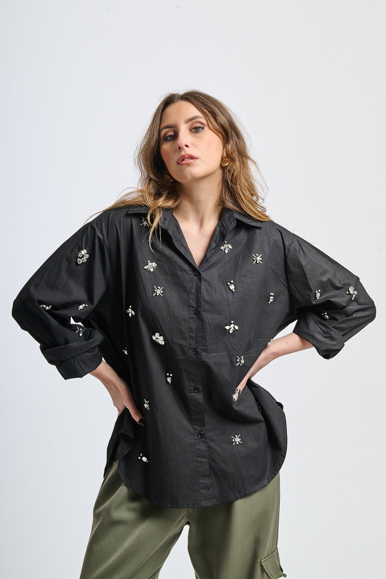 Camicia nero ampia con colletto e ricami decorativi