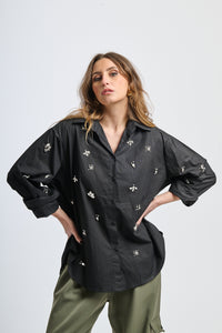 Camicia nero ampia con colletto e ricami decorativi