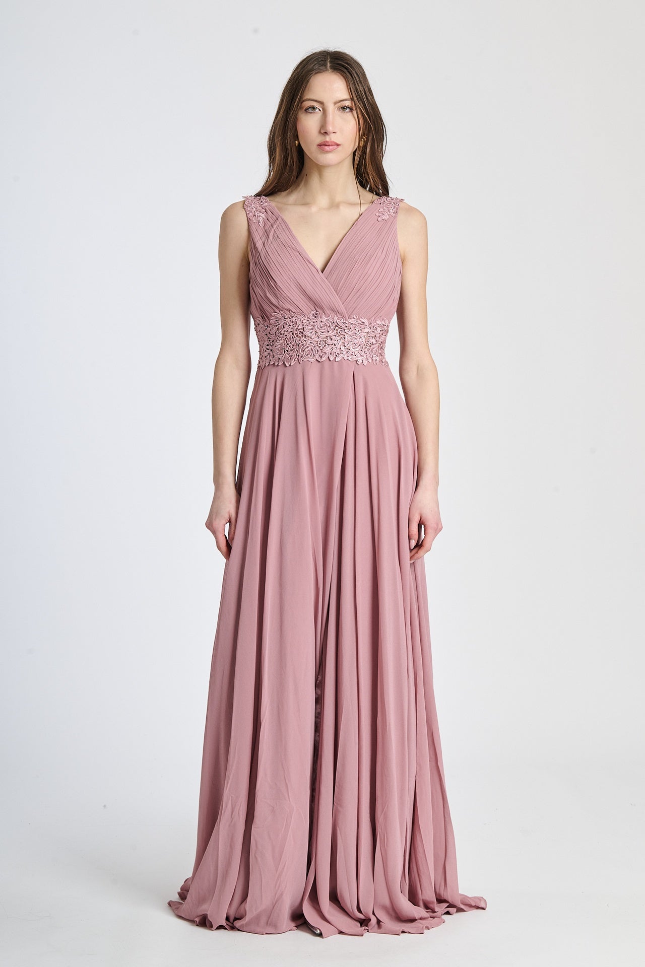 Abito da cerimonia rosa antico con scollo a V e decorazioni delicate