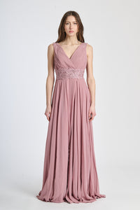 Abito da cerimonia rosa antico con scollo a V e decorazioni delicate