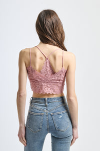 Canotta in pizzo rosa antico, taglio cropped e design senza spalline