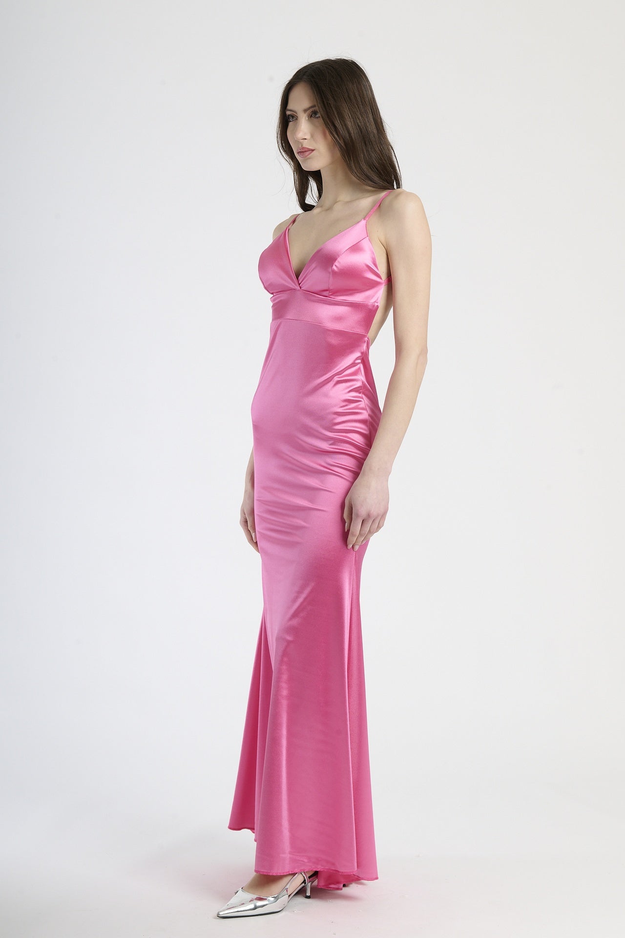 Abito fuxia in raso con scollatura profonda, abbigliamento dal tocco esuberante e lussuoso.