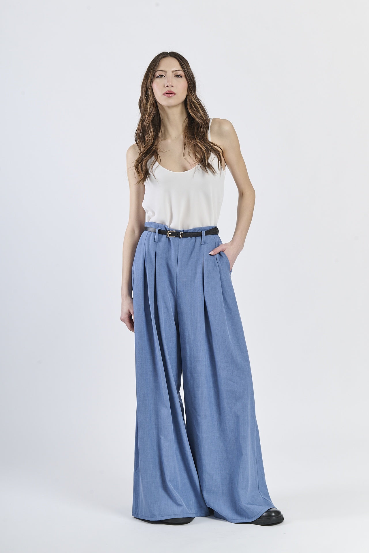 Outfit con top bianco e pantaloni jeans classici, cinghia nera sottile