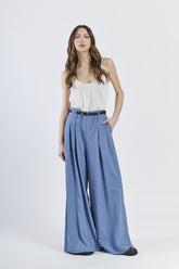 Outfit con top bianco e pantaloni jeans classici, cinghia nera sottile