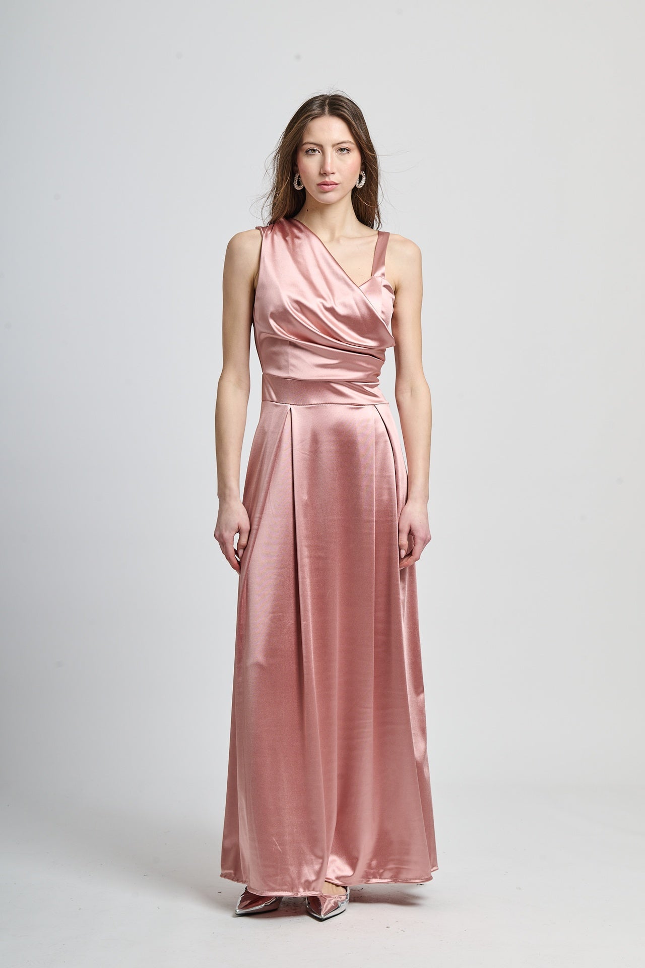 Abito elegante rosa antico, tessuto satinato con drappaggi retrò