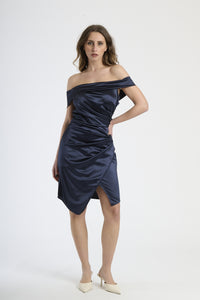 Abito navy a spalla nuda con falda sfilata, abbigliamento versatile e di grande classe.