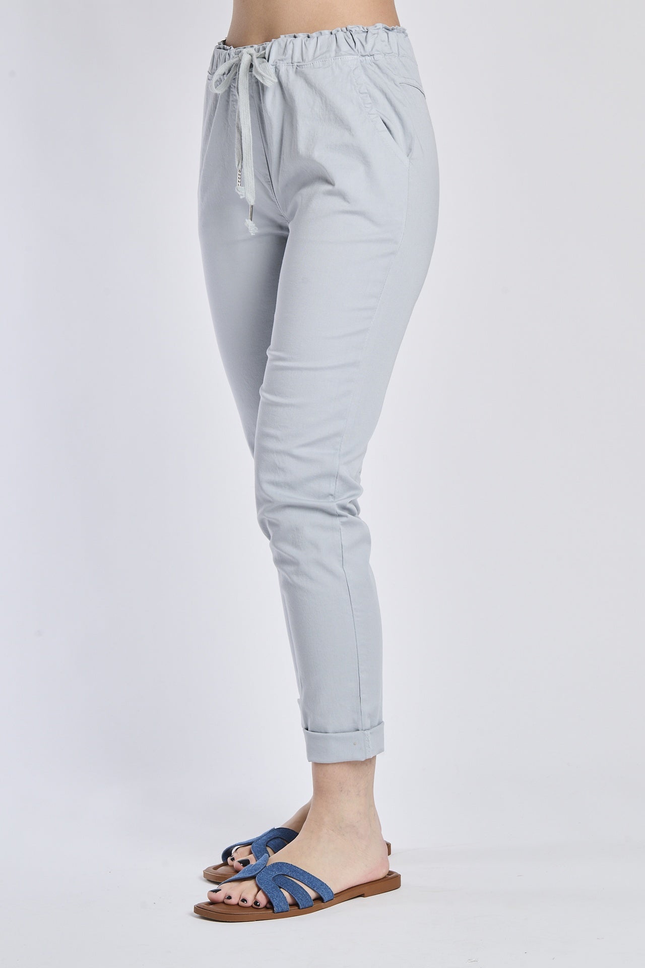Outfit casual: pantaloni jogger grigi in tessuto leggero, design versatile