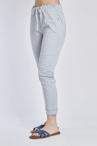 Outfit casual: pantaloni jogger grigi in tessuto leggero, design versatile