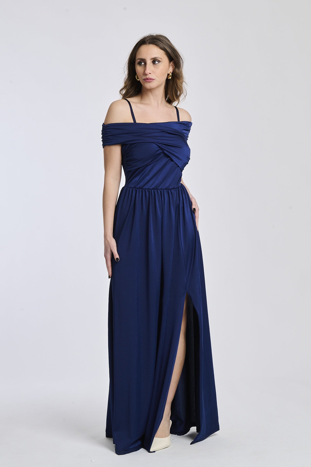 Vestito navy elegante, spalline scollate, maniche assenti, apertura laterale per uno stile senza tempo.