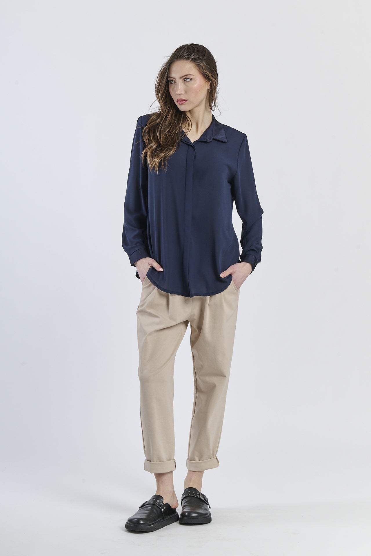 Camicia navy oversize con colletto, elegante e profonda
