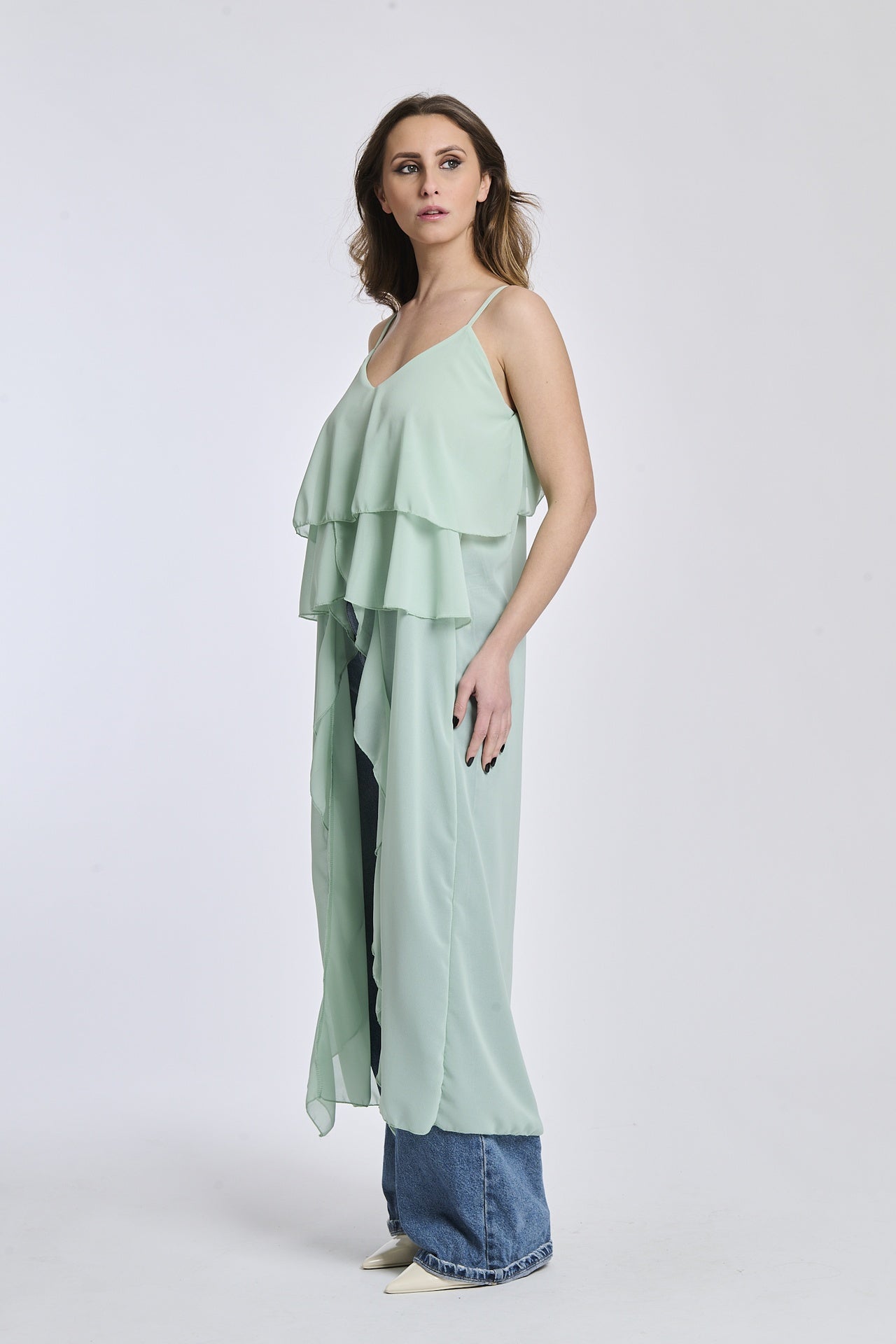 Top in salvia con un taglio fluttuante, che si muove con eleganza e dona un senso di libertà.