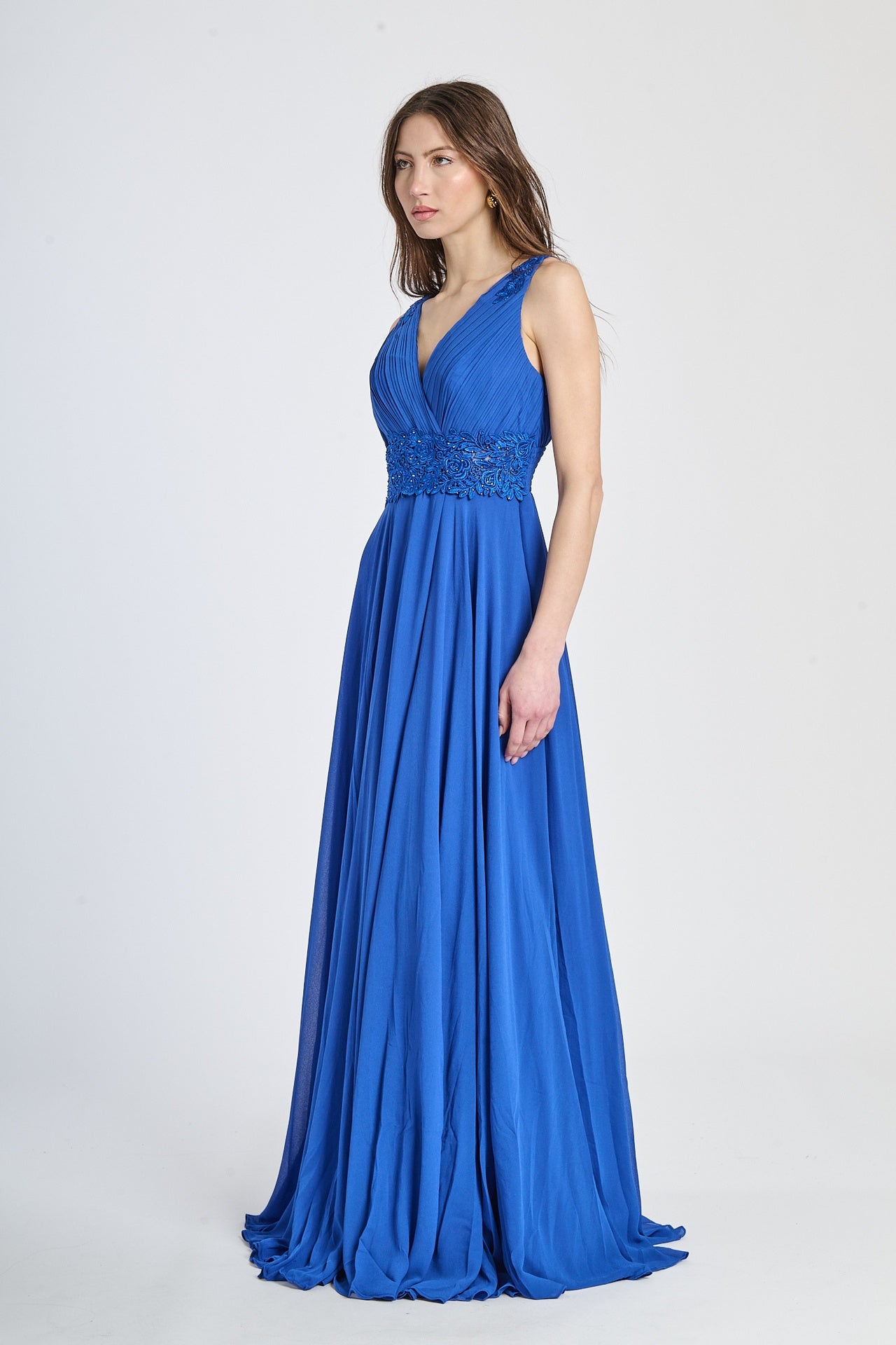 Abito da cerimonia bluette con scollo a V e decorazioni raffinate