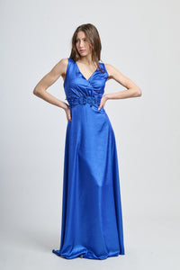 Abito lungo bluette in raso vivace, scollo a V e fascia decorativa in vita