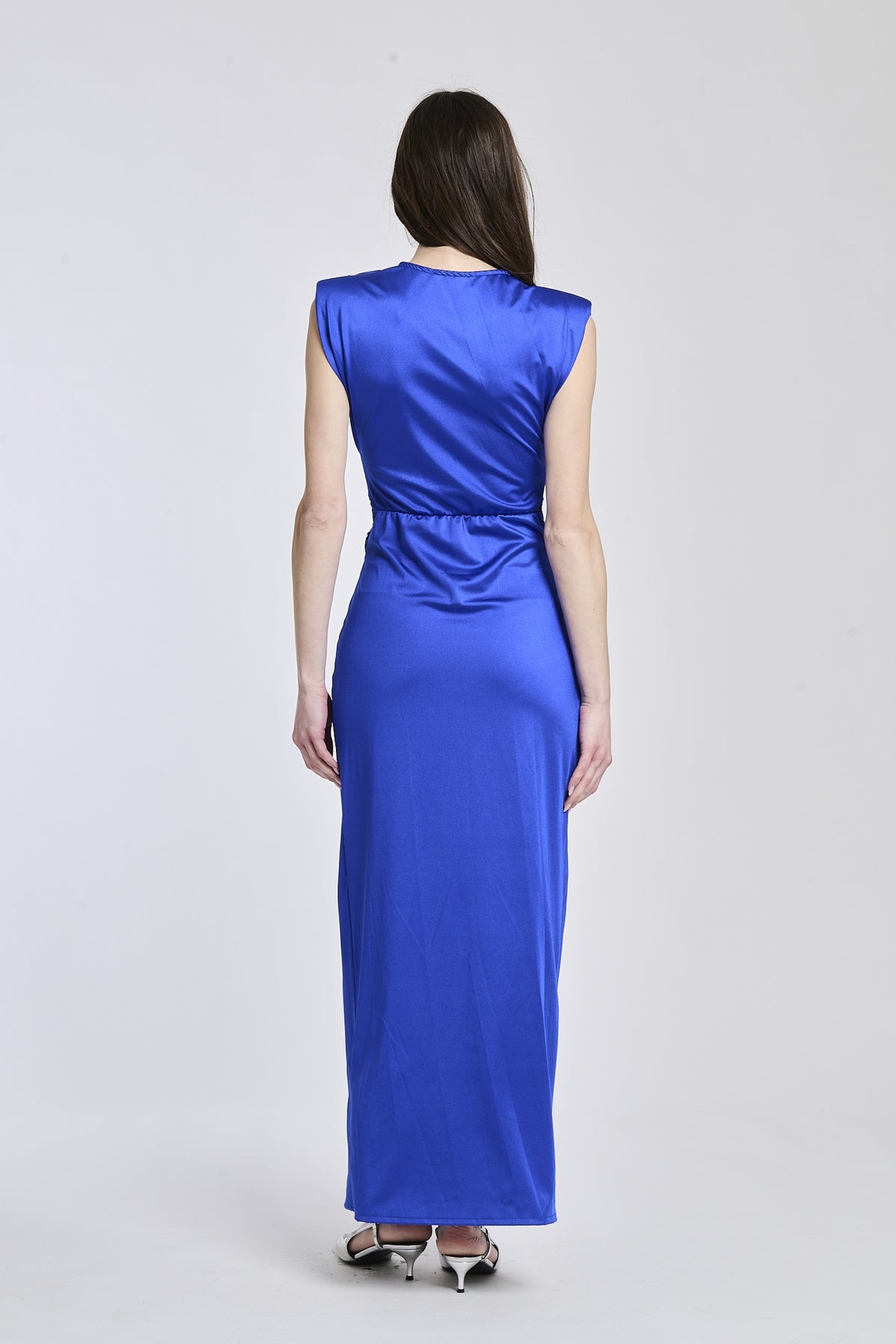 Abito Bluette a scollatura V, senza maniche, con fascia in vita e apertura laterale elegante.