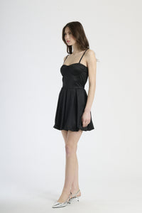 Moda donna: abito nero a campana, design con bretelle sottili e scollatura cuore.