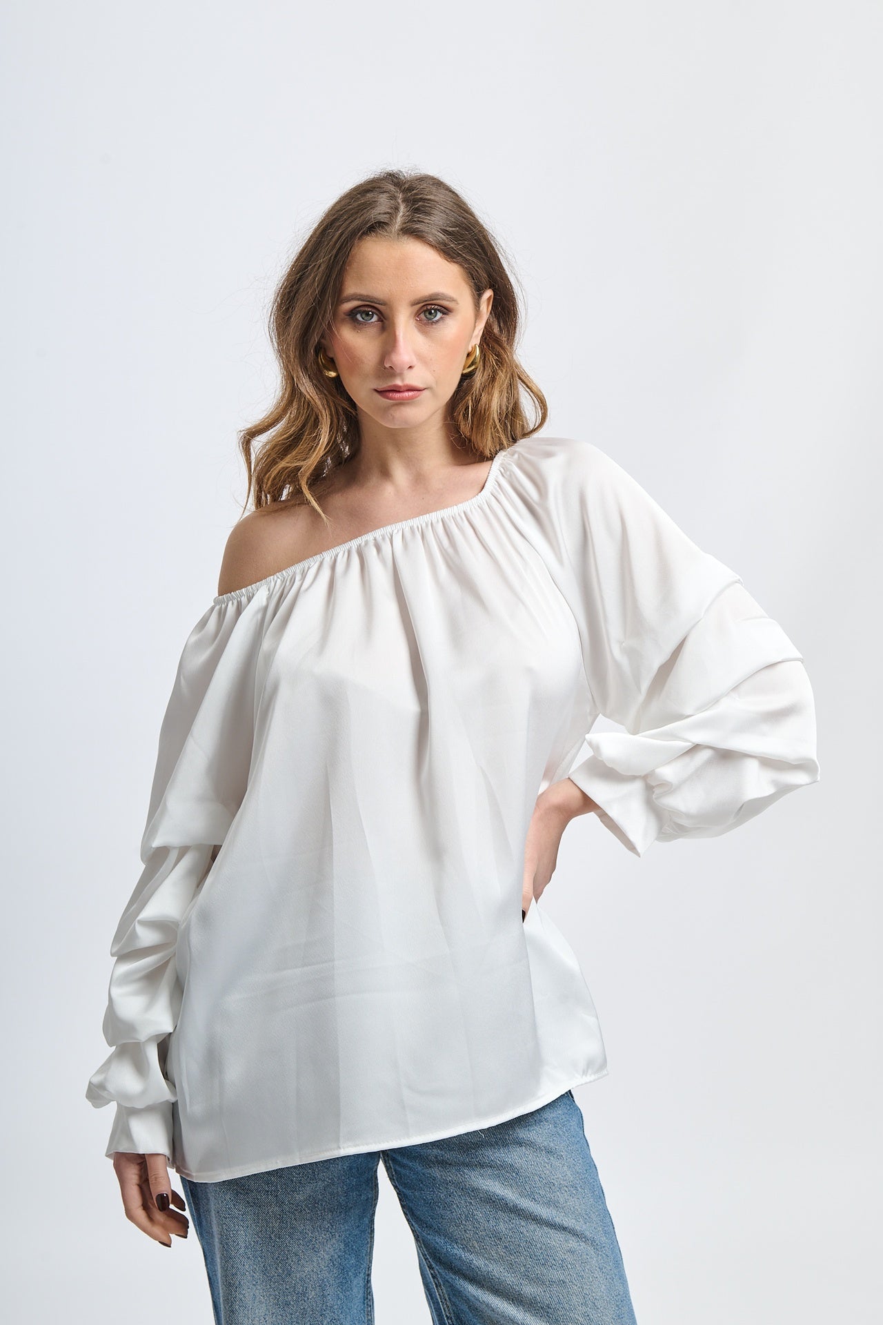 Blusa bianca a spalla nuda, maniche ruffle, taglio oversize, stile pulito