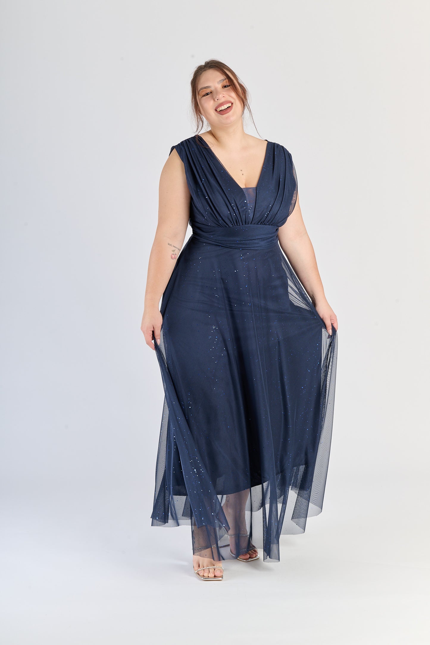 Abito navy da festa, silhouette avvolgente e colletto a V, fascinazione notturna.