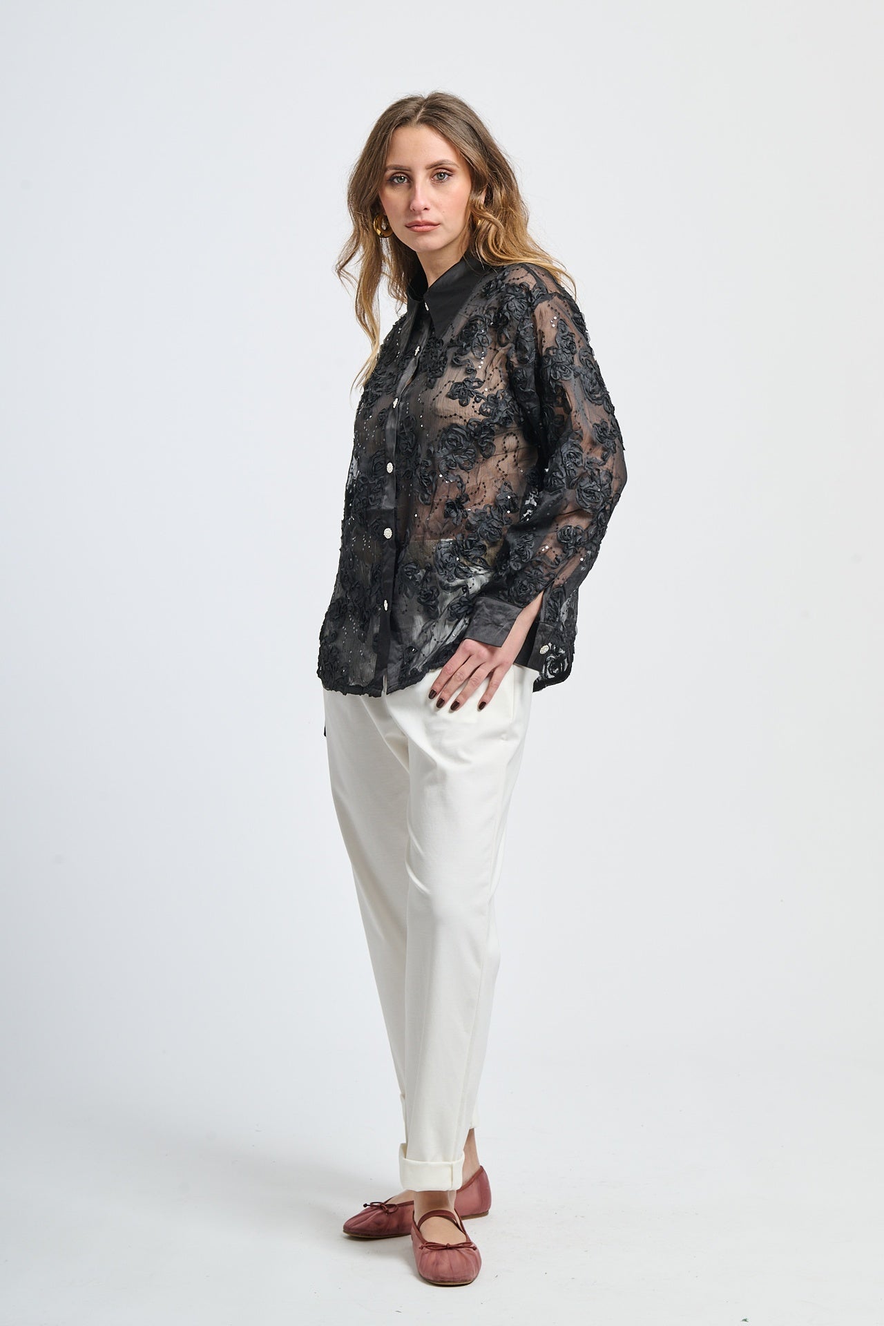 Un vestito di stile classico con una fessura laterale per un tocco di modernità.