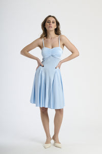 Abito azzurro con dettagli plissettati, abbigliamento estivo chic.