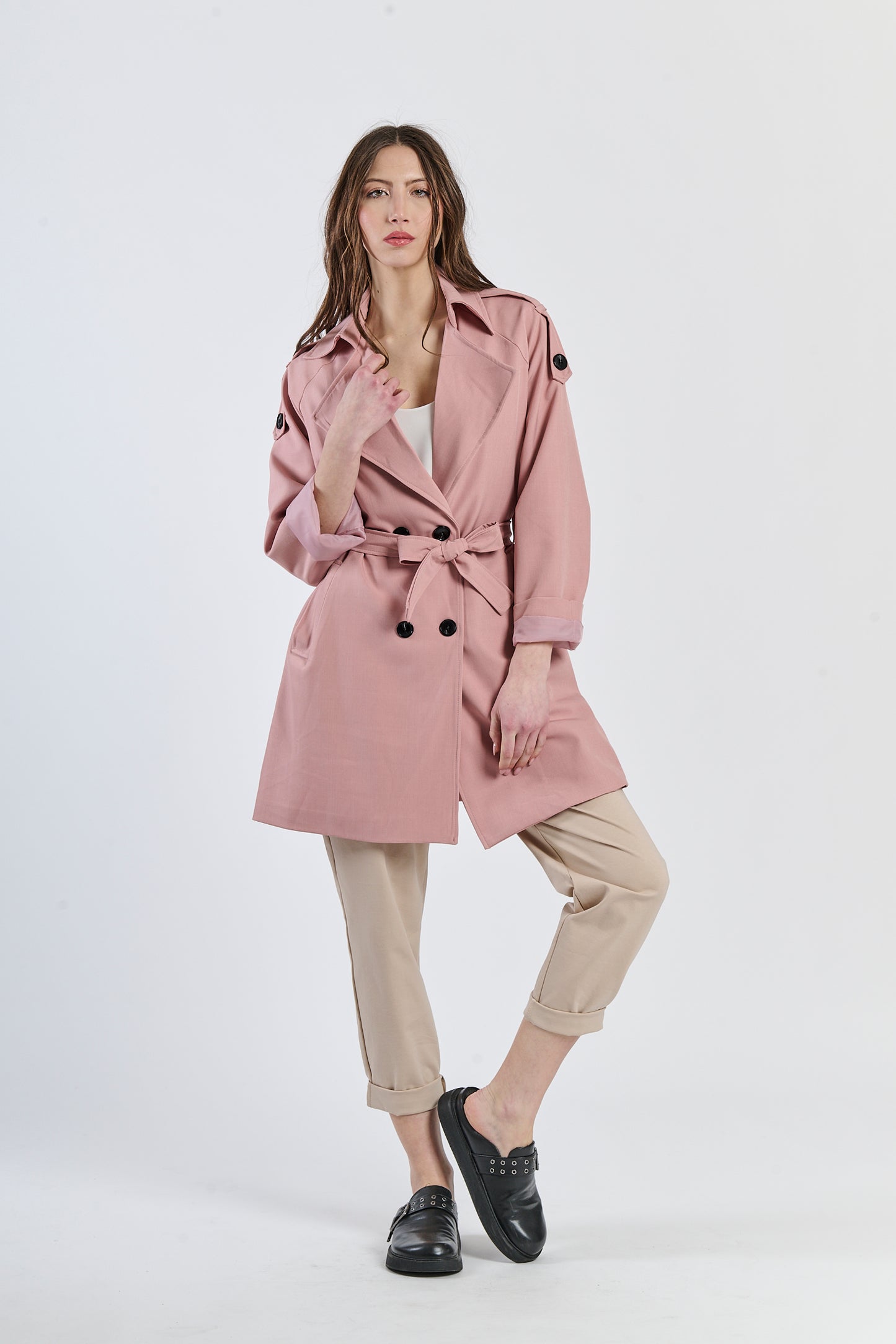 Trench rosa antico romantico, cinghia in vita per una silhouette femminile.