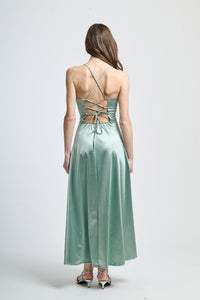 Abito elegante salvia con raso satinato, spalline sottili e silhouette dritta, perfetto per eventi all’aperto e estivi