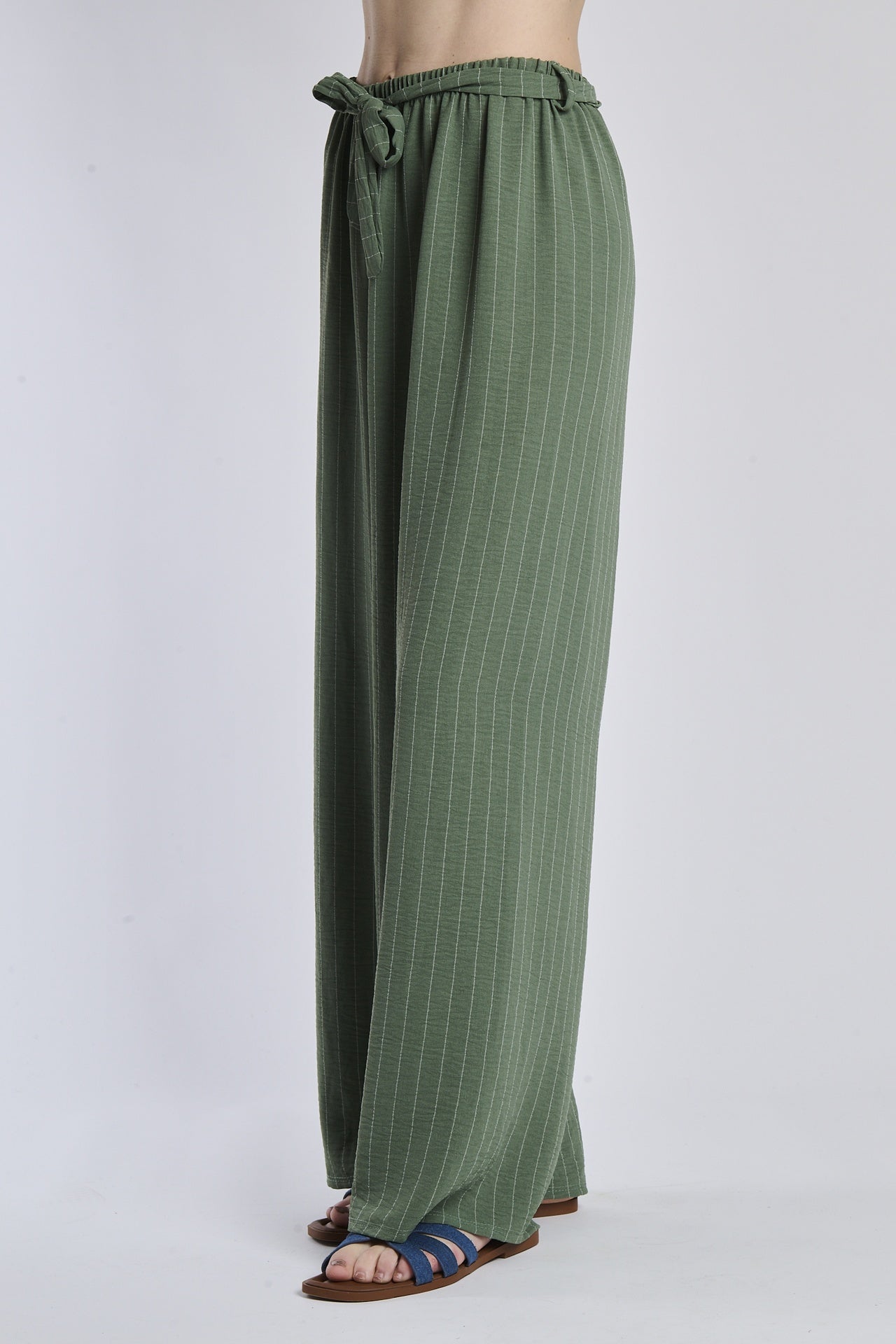 Pantaloni fluido militari, taglio ampio, nodo decorativo in vita, adatti per un outfit casual-cool.