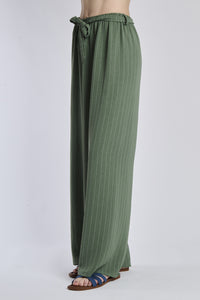 Pantaloni fluido militari, taglio ampio, nodo decorativo in vita, adatti per un outfit casual-cool.