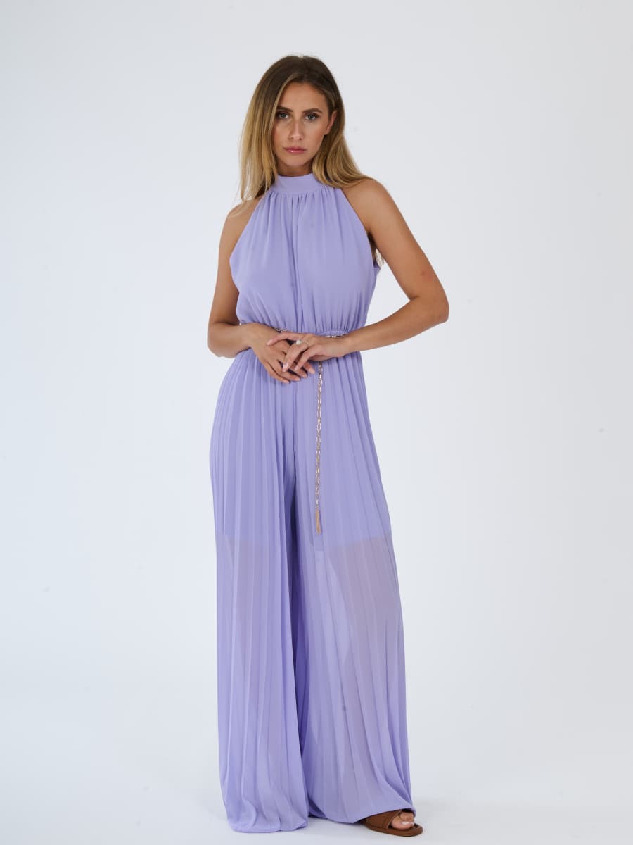 Tuta “Celestea” – Jumpsuit Plissé con Girocollo e Cintura a Catena