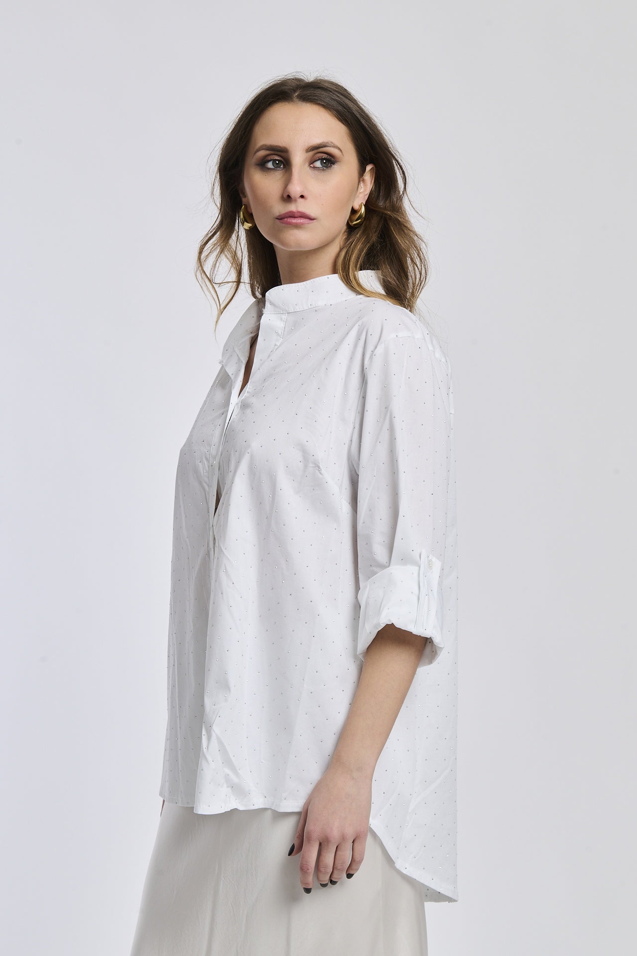 Camicia bianca a colletto coreano, taglio ampio, maniche 3/4 arrotolate, ideale per un look elegante.