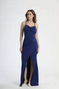 Abito lungo navy con spalline sottili, colletto drappato e spalanca laterale, silhouette fluida.