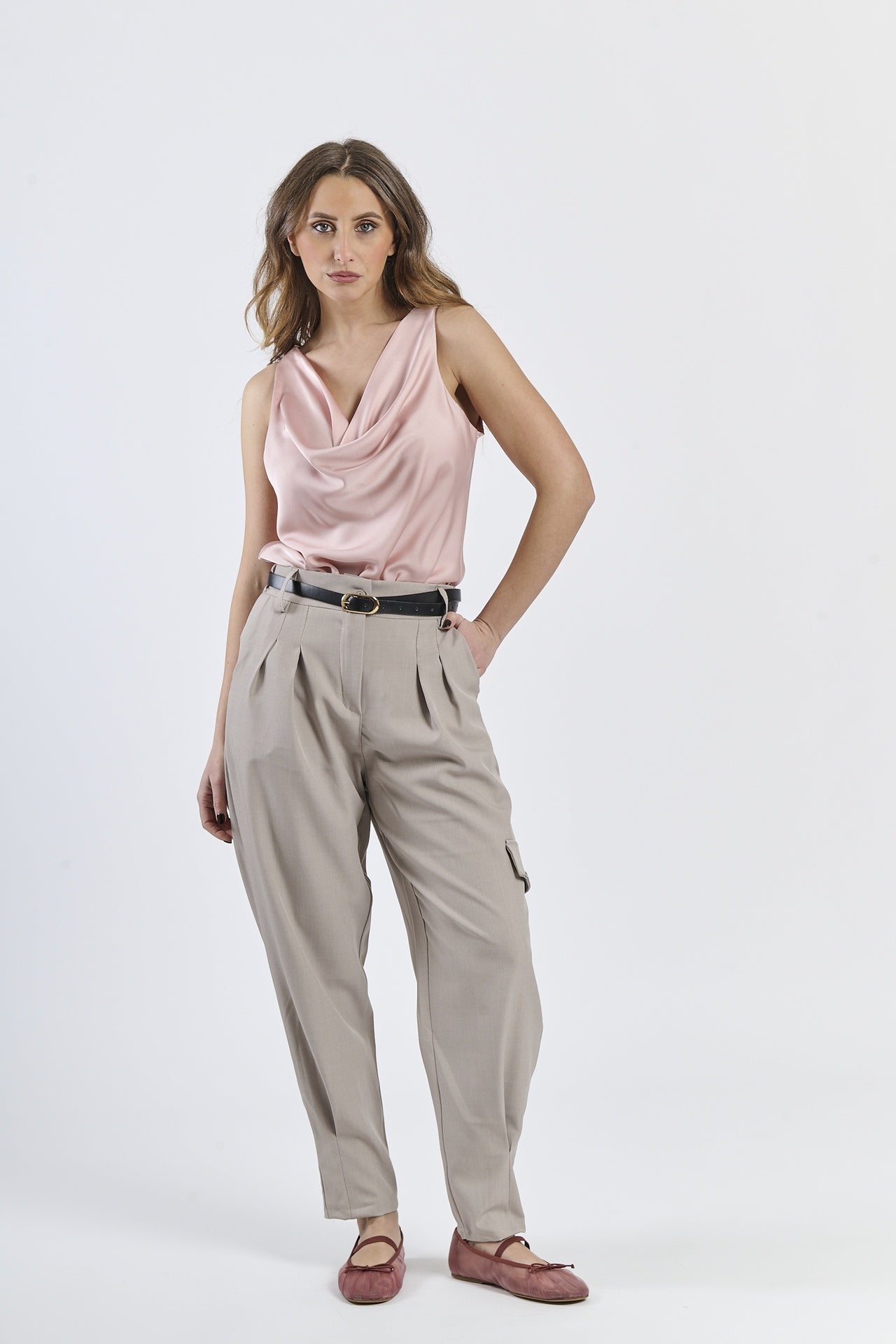 Pantaloni beige oversize con pieghe, perfetti per un look casual ed elegante