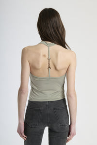 Modella in canotta militare, stile audace e trendy.