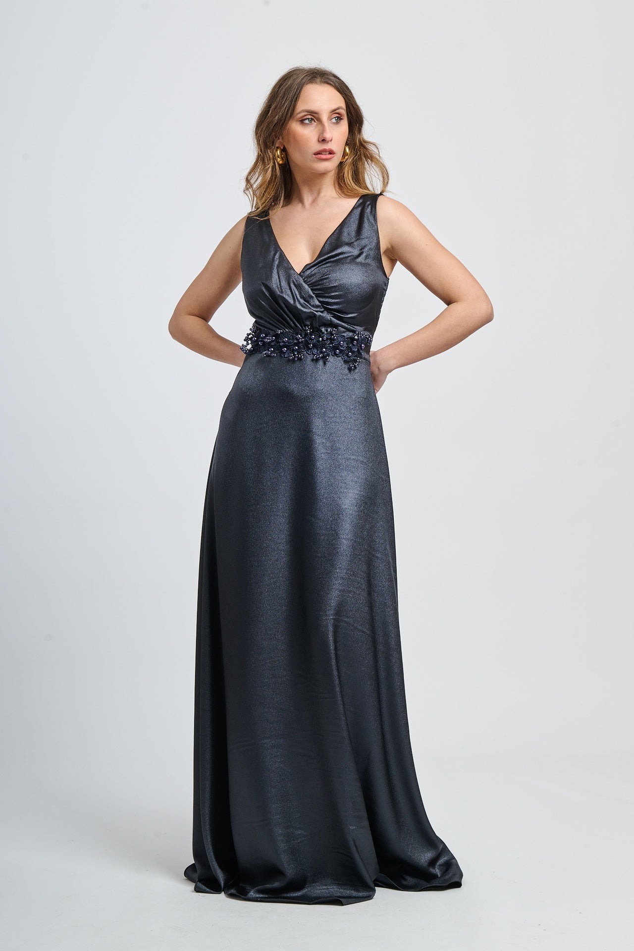 Abito formale navy in raso, design classico con spalline sottili