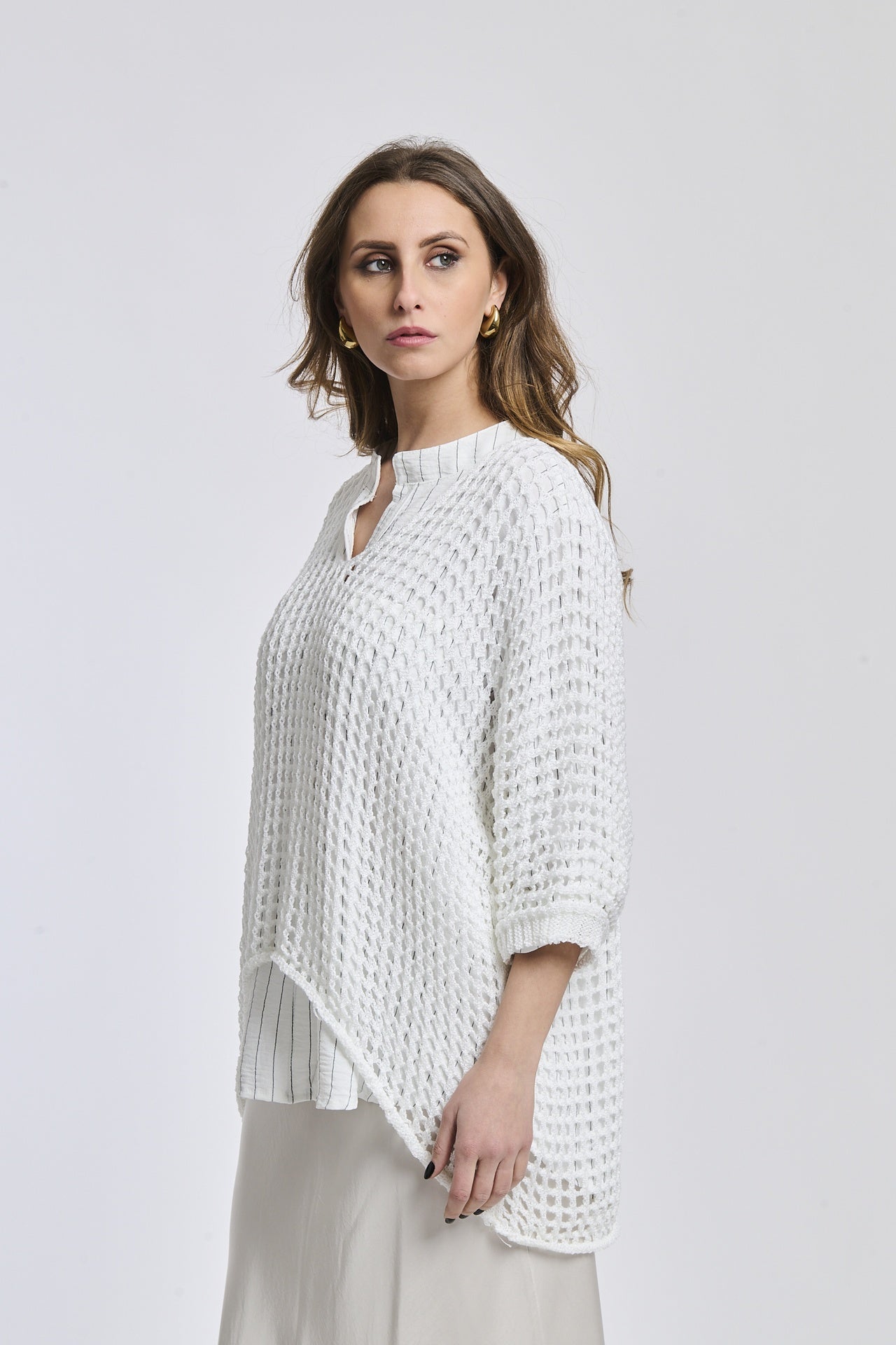 Maglione bianco a coste luminose con colletto e taglio sobrio