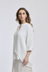 Maglione bianco a coste luminose con colletto e taglio sobrio