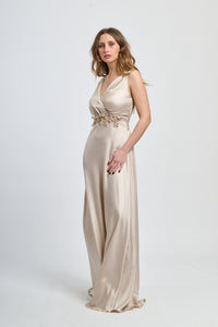 Abito lungo beige in raso classico, scollo a V e fascia decorativa in vita