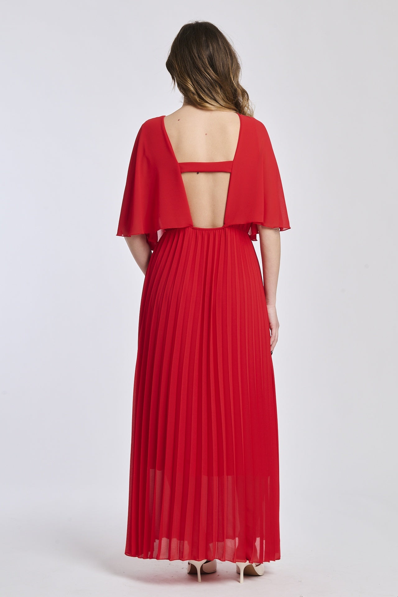 Vestito rosso con falde al fondo, mantenendo lo stile dinamico e seducente, perfetto per occasioni esclusive.