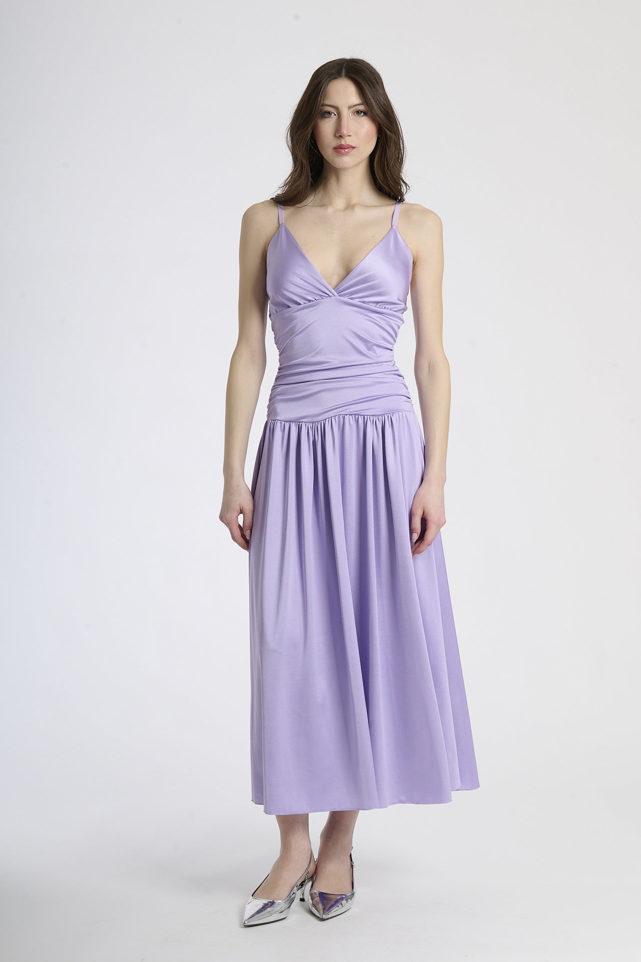 Moda donna: abito lilla elegante, design con scollatura a V e gonna ampia.