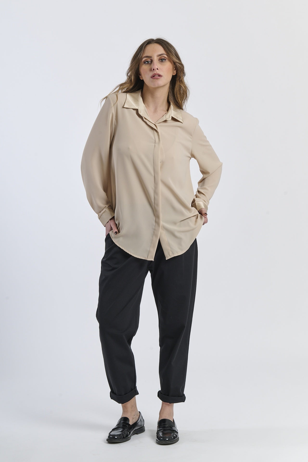 Camicia beige oversize con colletto, abbinata a pantaloni neri