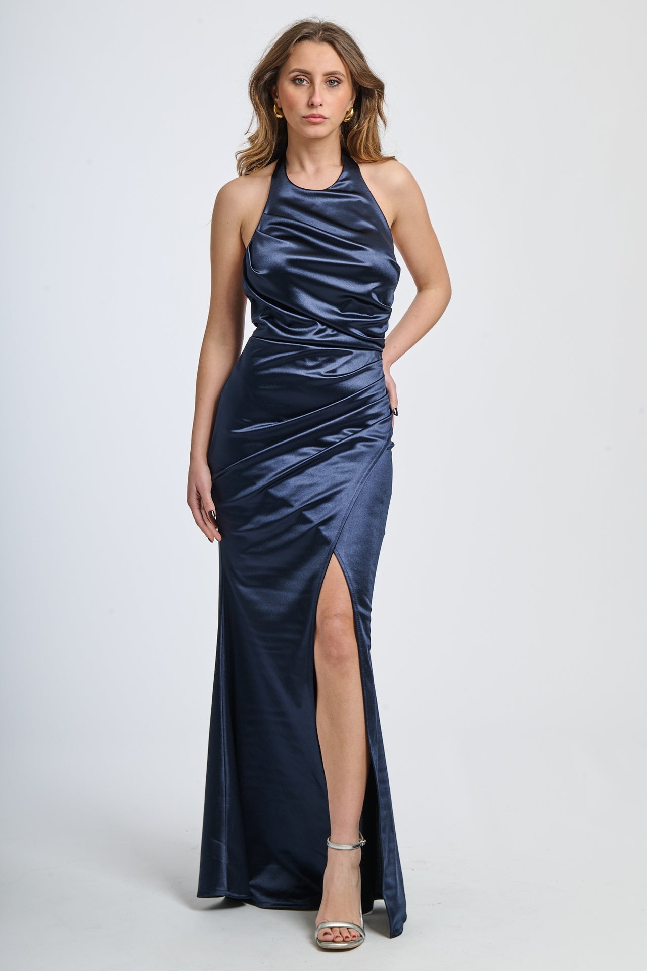 Abito elegante navy in raso, scollo a collo alto e falda con fessura