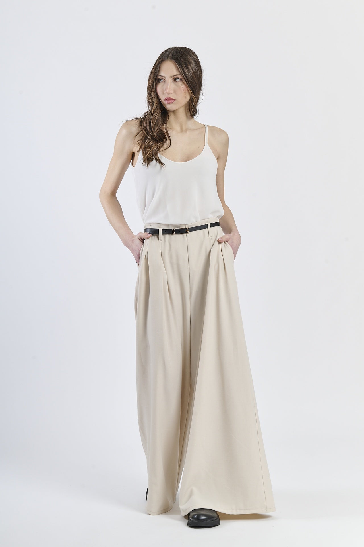 Combinazione top bianco e pantaloni panna avvolgenti, stile soft-chic