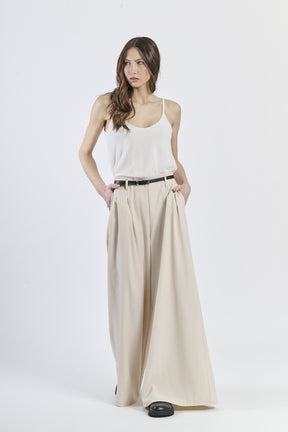 Combinazione top bianco e pantaloni panna avvolgenti, stile soft-chic