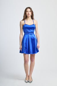 Abito bluette satinato, gonna a campana, charme celeste