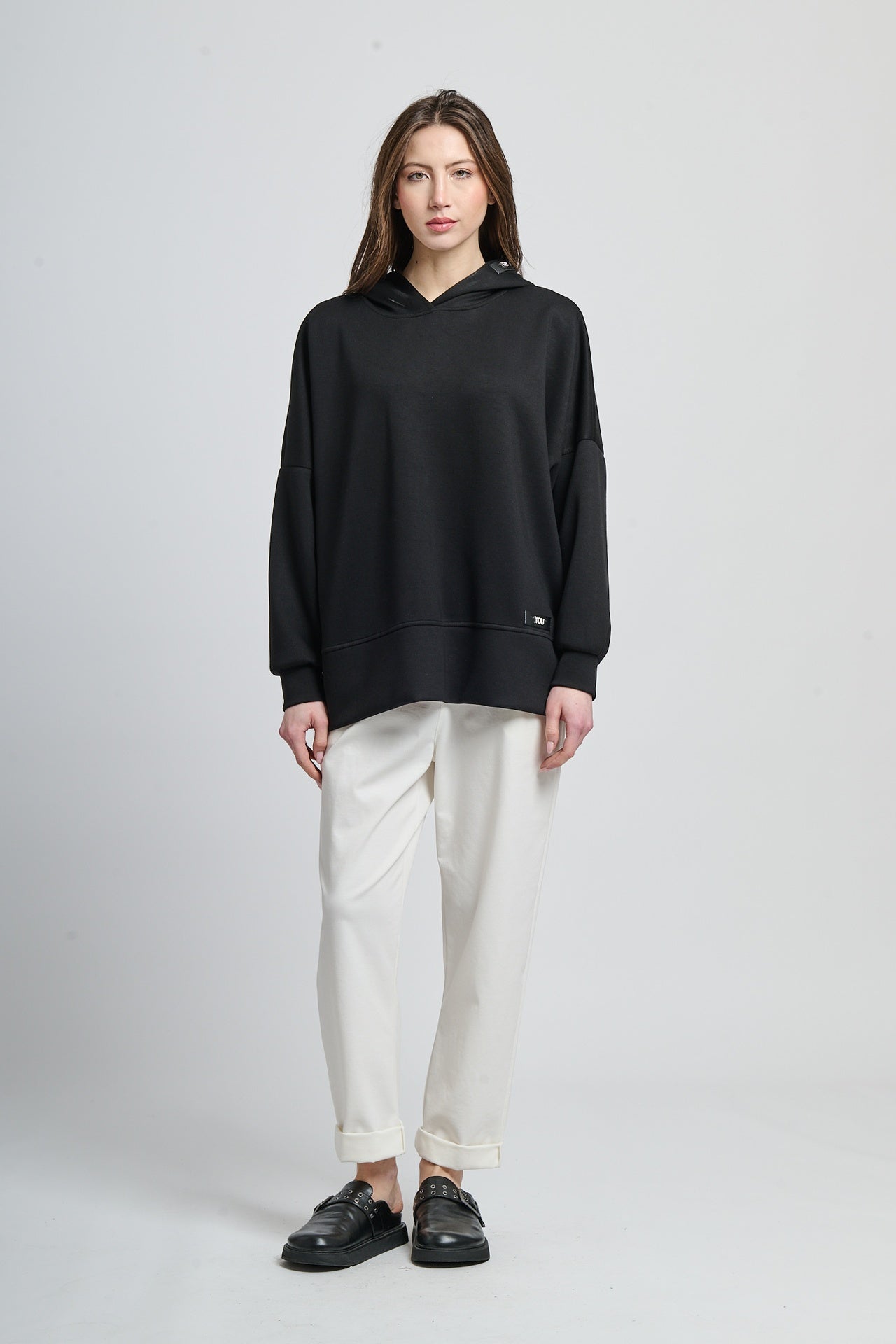 Felpa nera oversize, perfetta per abbinamenti