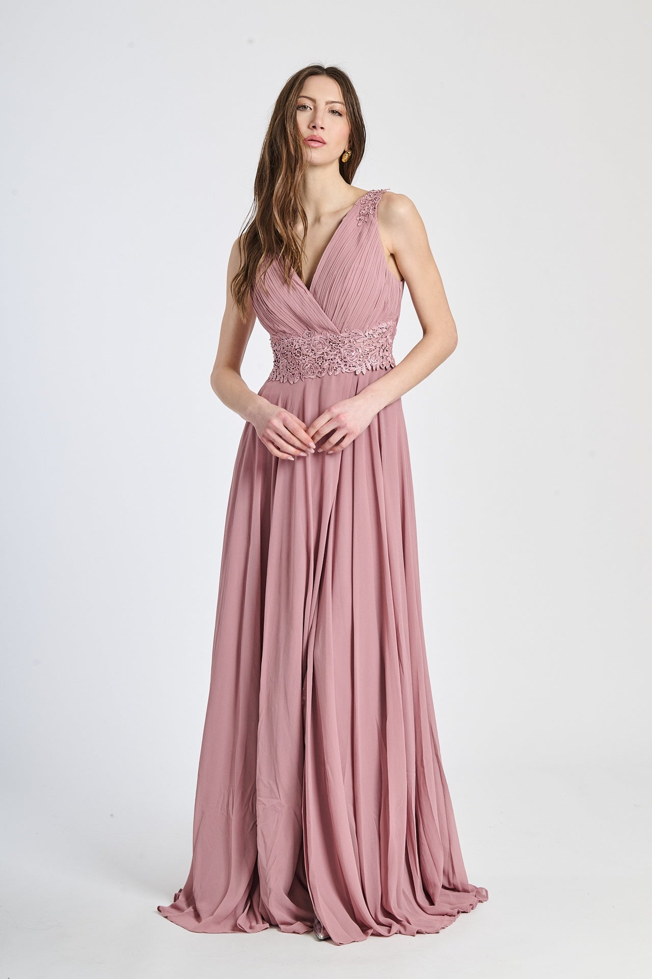 Abito lungo rosa antico in tulle fluido, scollo a V profondo e fascia decorativa in vita