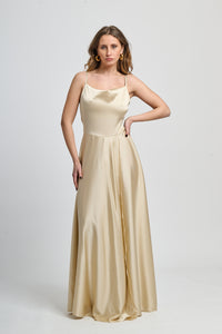 Abito lungo beige in raso classico, spalline a fascia e vita incontrita